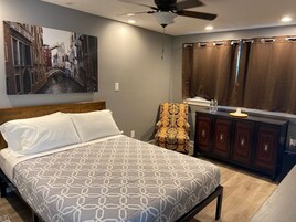 Tabla de planchar con plancha, wifi gratis y ropa de cama 