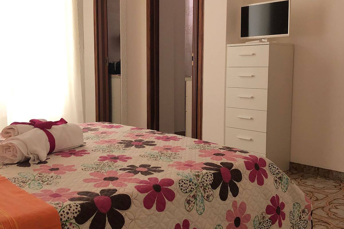 Double or Twin Room, 1 Bedroom, Smoking, Ensuite | Premium bedding, down comforters, individually decorated