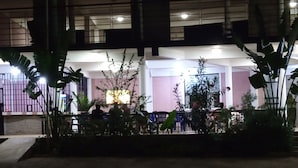 An indoor area with a seating arrangement and potted plants. - Kilimanjaro Eco Hostel (Moshi)