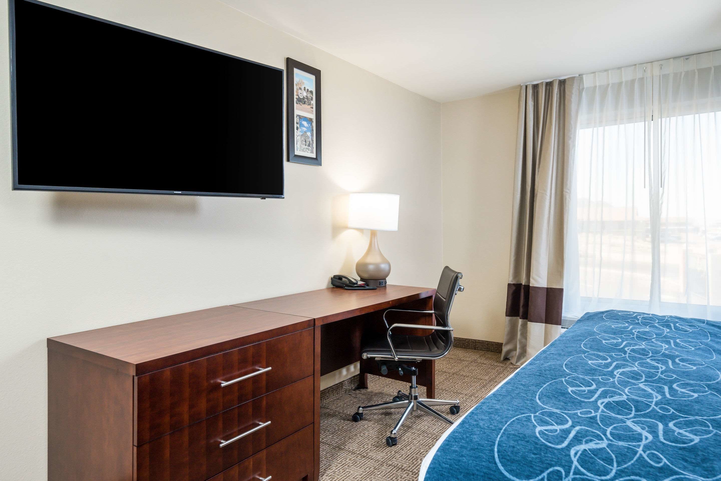 standard room, 1 king bed, non smoking | 1 bedroom, desk, laptop workspace, blackout curtains