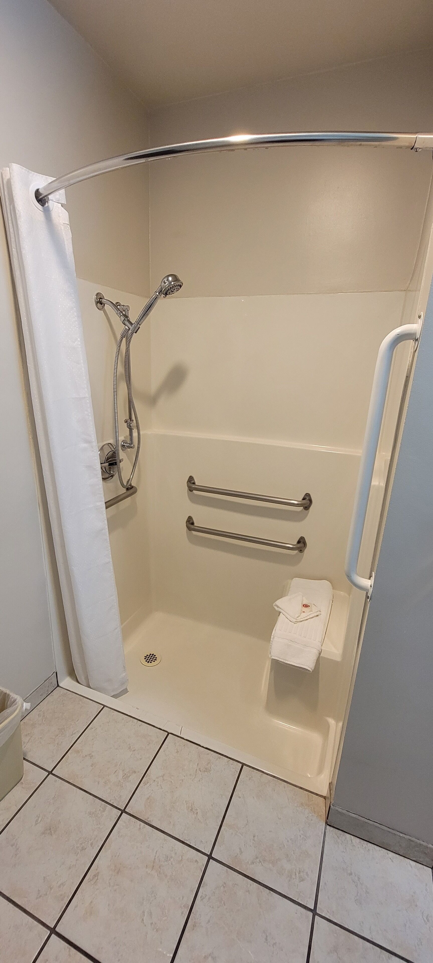 room, 1 king bed, accessible, non smoking | bathroom | combined shower/bathtub, free toiletries, hair dryer, towels