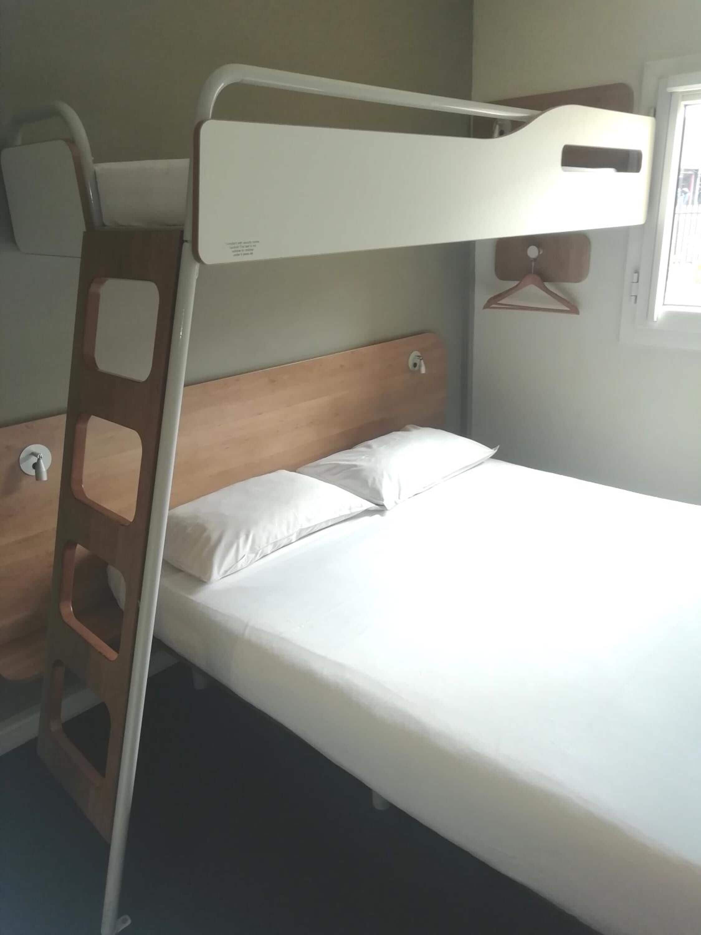 مكتب ووا ي فاي مجانًا وملاءات أسرّة