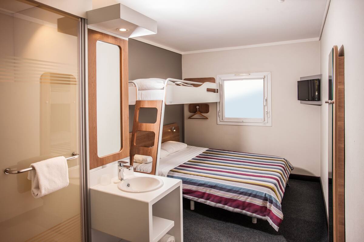 Escritorio, wifi gratis y ropa de cama