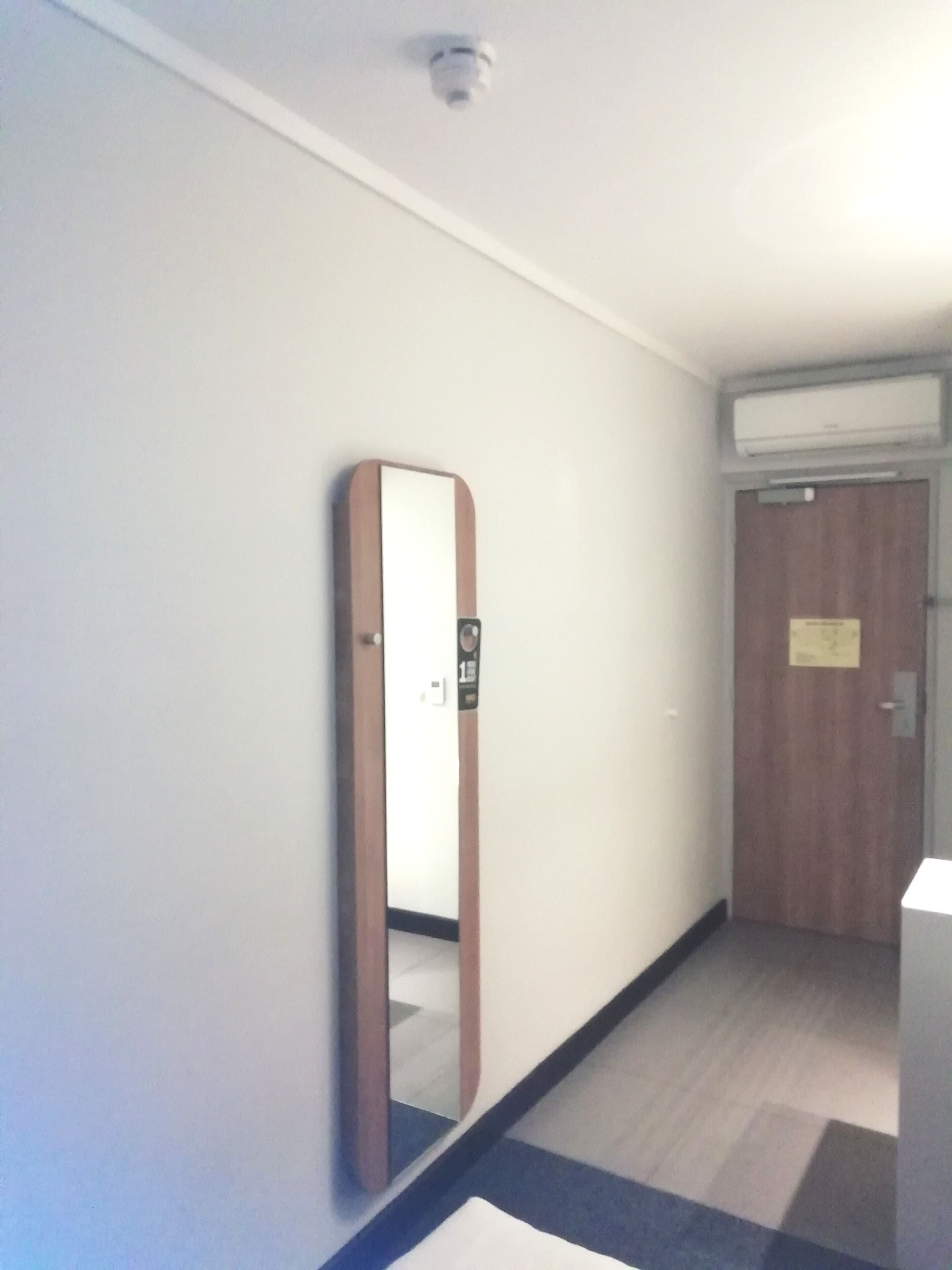 書桌、免費無線上網、床單