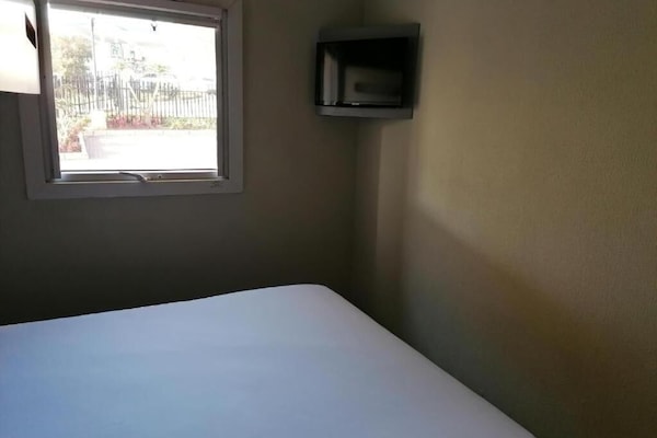 Una scrivania, Wi-Fi gratuito, lenzuola