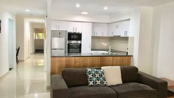 Vila luxo, 2 quartos, vista para a piscina, ao lado da piscina | Individualmente decorados, individualmente mobiliados