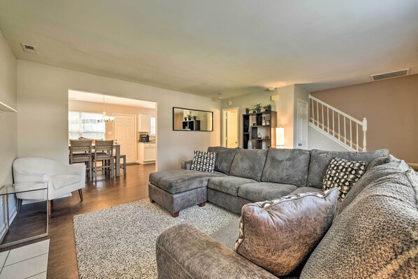 TV - Near UNCC! Charlotte Family Retreat w/ Deck (Charlotte)