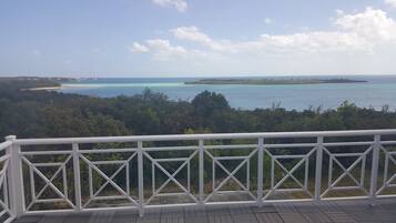 ๋๋ญ์ค ํ์ฐ์ค, ์นจ์ค 3๊ฐ, ์์ค 2๊ฐ, ๋ฐ๋ค ์ ๋ง | ๊ฐ์ค์์ ๋ณด์ด๋ ์ ๋ง