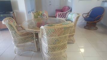 ๋๋ญ์ค ํ์ฐ์ค, ์นจ์ค 3๊ฐ, ์์ค 2๊ฐ, ๋ฐ๋ค ์ ๋ง | ๊ฑฐ์ค ๊ณต๊ฐ | ํ๋ฉด TV