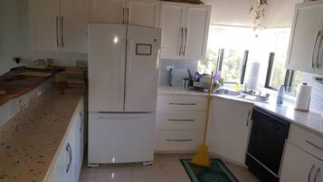 ๋๋ญ์ค ํ์ฐ์ค, ์นจ์ค 3๊ฐ, ์์ค 2๊ฐ, ๋ฐ๋ค ์ ๋ง | ์ ์ฉ ์ฃผ๋ฐฉ | ๋์ฅ๊ณ , ์ ์๋ ์ธ์ง, ์ค๋ธ, ์ฟกํ