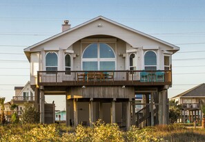 Exterior - 1st row 4 bedroom 3 bath - Best views! (Galveston)