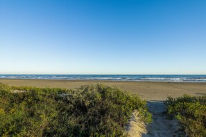 On the beach, sun-loungers - 1st row 4 bedroom 3 bath - Best views! (Galveston)