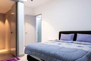 Junior-Apartment, 3 Schlafzimmer, barrierefrei, Stadtblick | 3 Schlafzimmer, individuell eingerichtet, Bügeleisen/Bügelbrett
