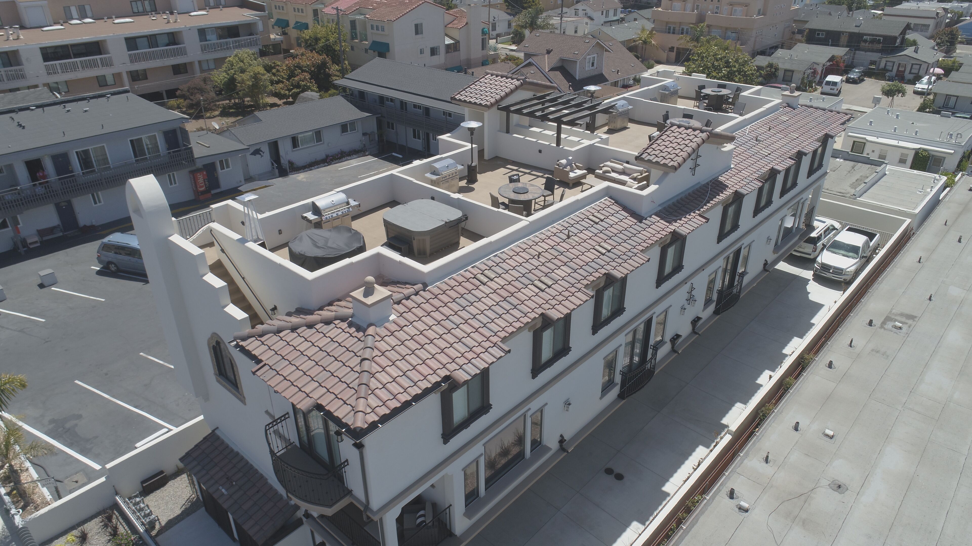Un immeuble à plusieurs étages, doté d’un toit plat, de grandes fenêtres et d’un balcon.