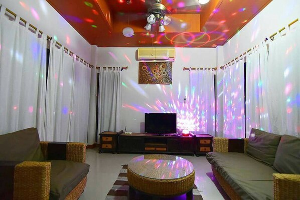 3-Bedroom Villa with Private Pool | Living room | Smart TV - Ban Araya True Pool Villa (Hua Hin)