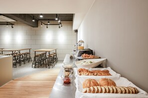 Free daily buffet breakfast  - Hostel Vene (Seoul)