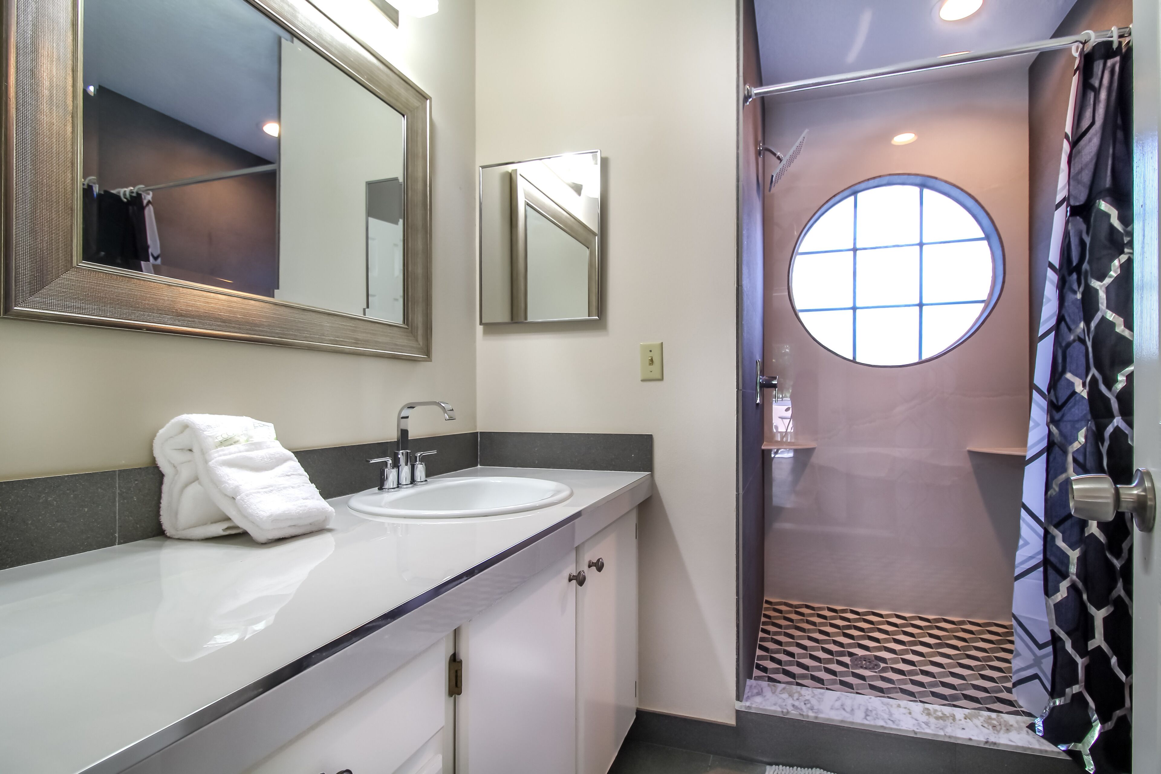 Combined shower/tub, hair dryer, towels