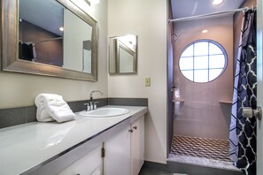 Ensemble douche/baignoire, sèche-cheveux, serviettes fournies
