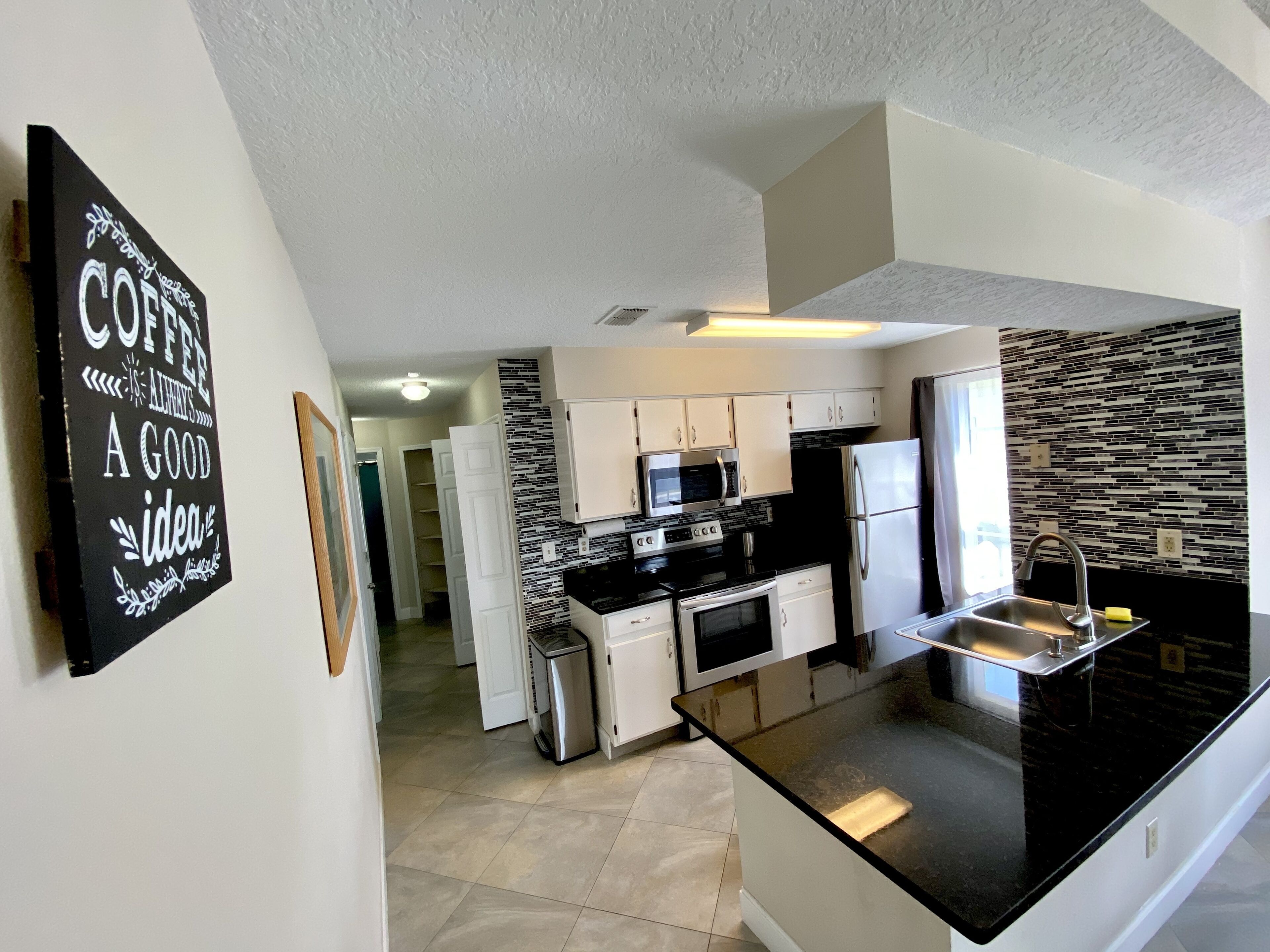 Frigorifero, microonde, forno, piano cottura