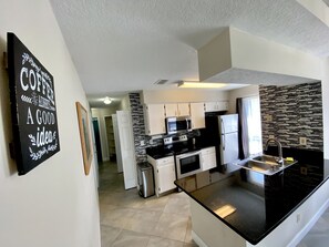 Een koelkast, een microgolfoven, een oven, een kookplaat