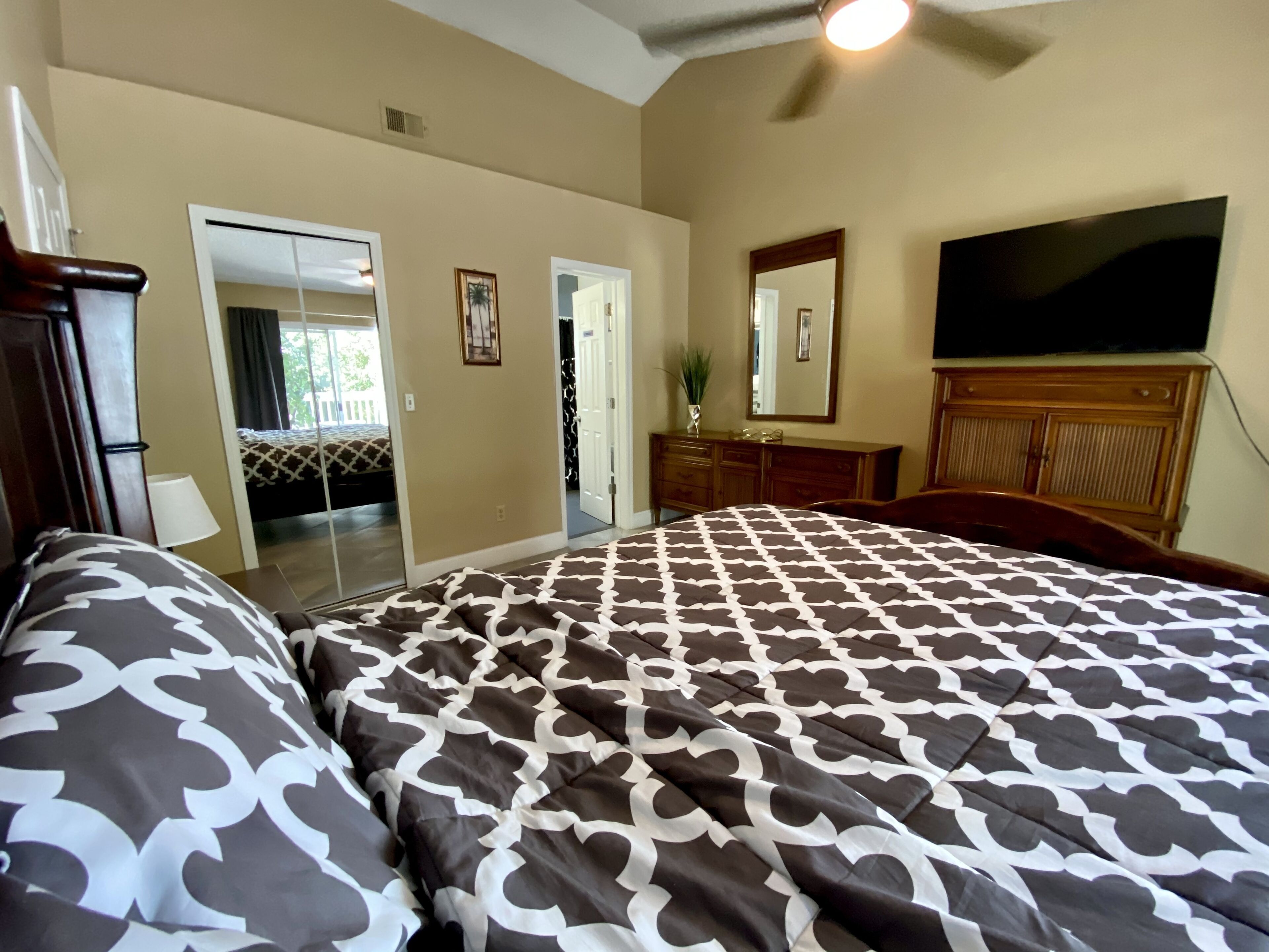 3 bedrooms, iron/ironing board, WiFi, bed sheets