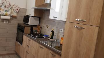 Kühlschrank, Ofen, Herdplatte, Wasserkocher mit Kaffee-/Teezubehör