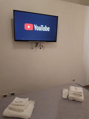2 habitaciones, escritorio, tabla de planchar con plancha y wifi gratis