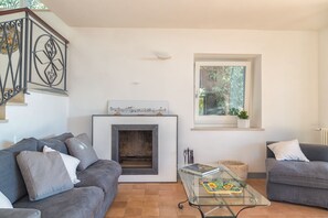 Smart TV, fireplace, table football, ping pong