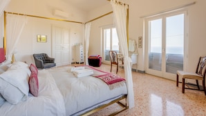 Una camera da letto con un letto a baldacchino, una scrivania e una sedia.