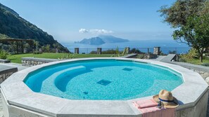 Una piscina al aire libre, una piscina climatizada