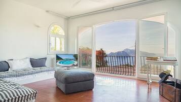 Smart TV, chimenea, futbolito y tenis de mesa