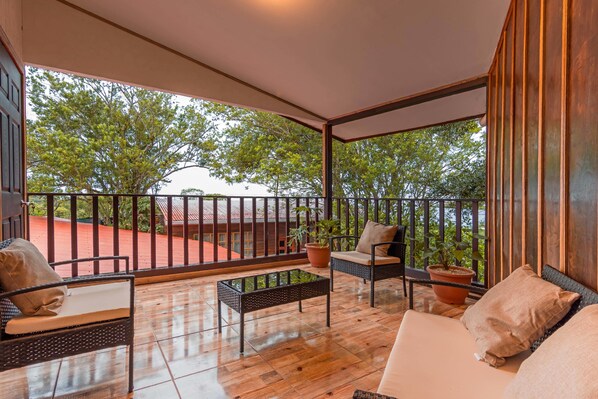 Deluxe-Zimmer, eigenes Bad, zum Garten hin | Terrasse/Patio