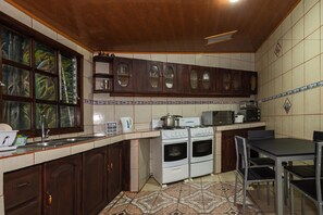 Tägliches inbegriffenes kontinentales Frühstück