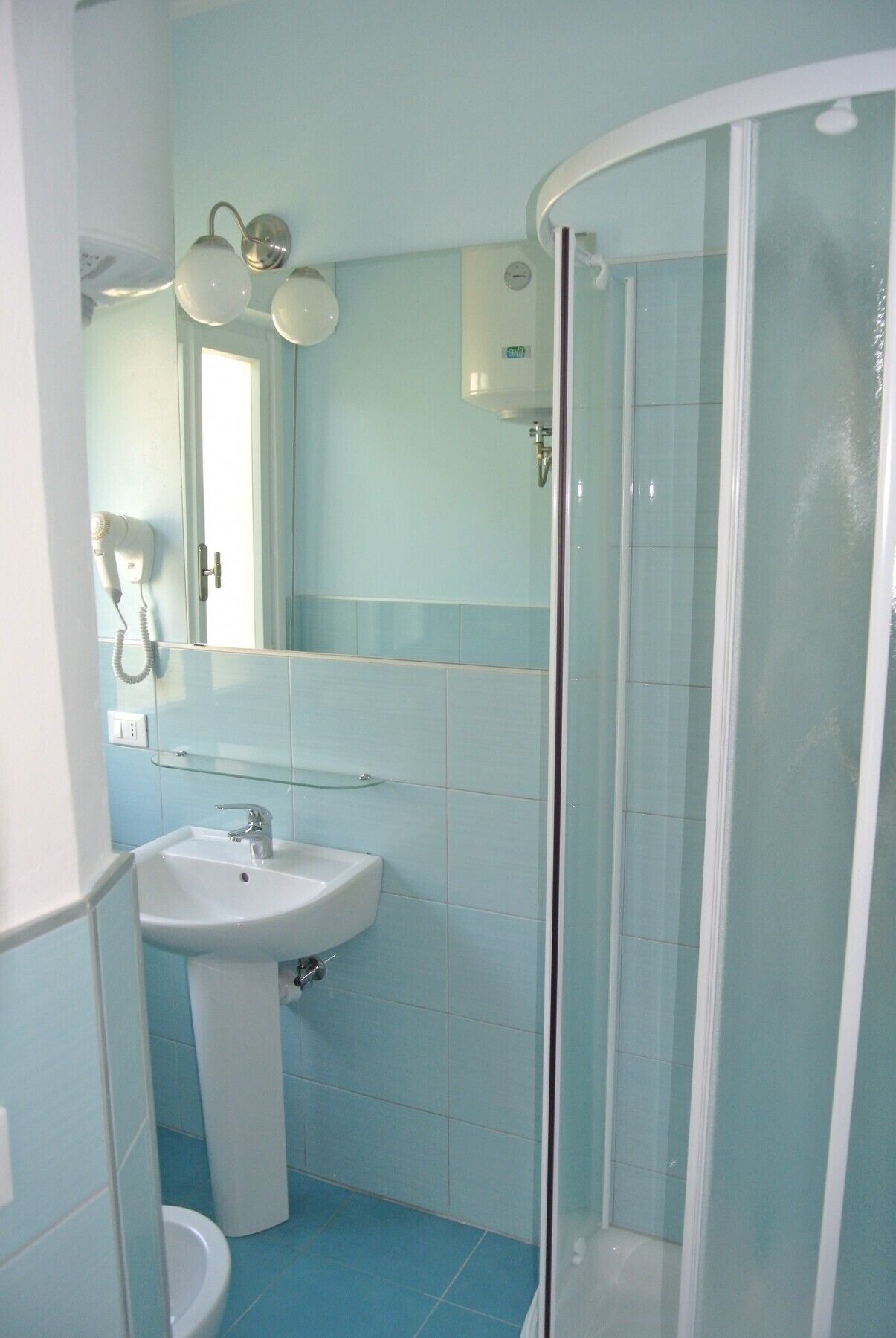 Douche, sèche-cheveux