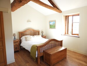 4 habitaciones, tabla de planchar con plancha, wifi y ropa de cama 