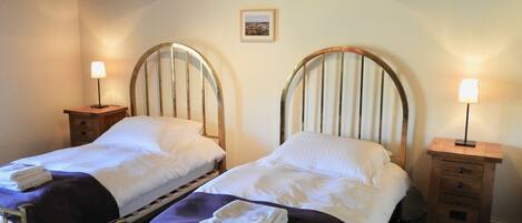 4 bedrooms, iron/ironing board, WiFi, bed sheets