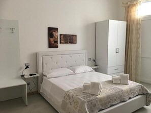 5 bedrooms, iron/ironing board, WiFi, bed sheets