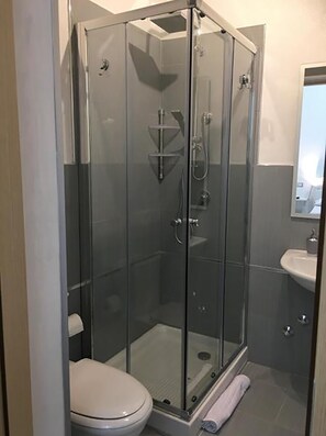 Doccia, asciugacapelli, bidet, asciugamani