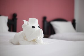 Deluxe Twin Room | Bathroom | Shower, free toiletries, towels