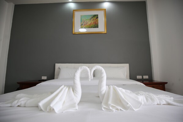 Standard Double Room | Bathroom | Shower, free toiletries, towels