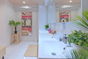 Shower, free toiletries, hair dryer, slippers - Feel Osaka Yu - Hostel (Osaka)
