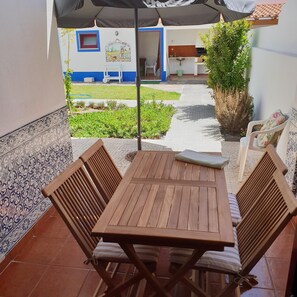 Outdoor dining - Villa 100m from beach Porto Covo  (Porto Covo)