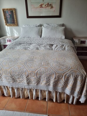 4 bedrooms, iron/ironing board, WiFi, bed sheets