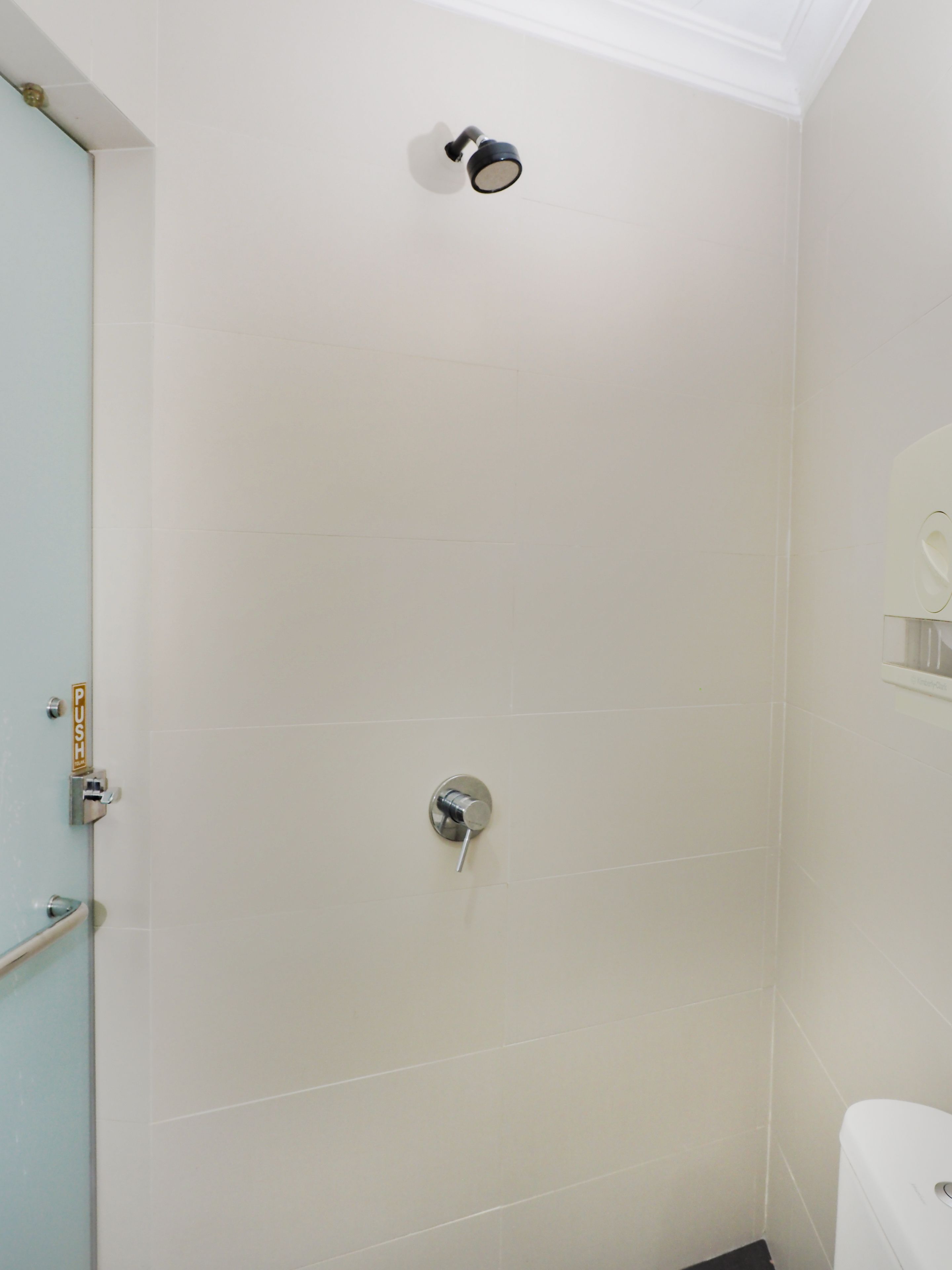 Un baño con ducha, inodoro y lavabo.