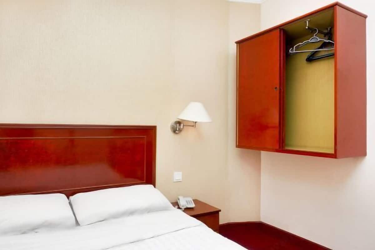 1 bedroom, in-room safe, desk, iron/ironing board