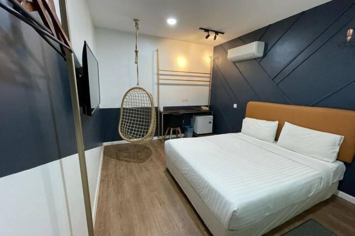 1 bedroom, in-room safe, desk, iron/ironing board
