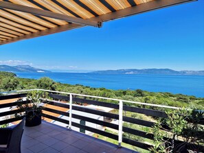 Property grounds - APARTMENT WITH LARGE TERRACE AND MAGNIFICANT SEA VIEW, 300 m FROM THE BEACH +PS4 (Labin)