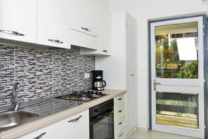 Kühlschrank, Ofen, Herdplatte, Wasserkocher mit Kaffee-/Teezubehör