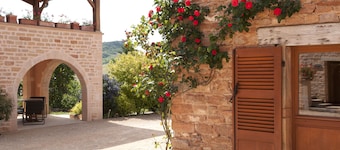 La Forge - Apartment private terrace, overlooking the pool and Roche de Solutré