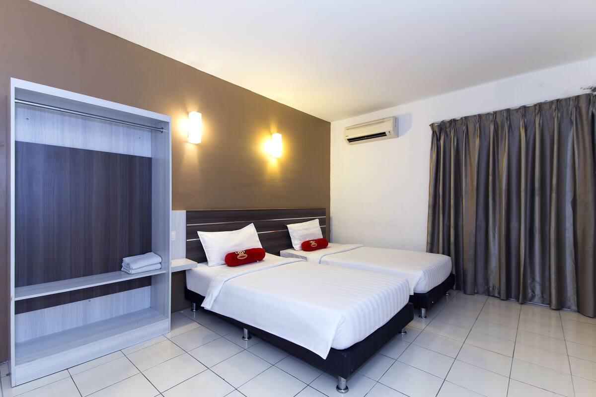 Habitación Deluxe con 2 camas individuales | Escritorio, insonorización, tabla de planchar con plancha y wifi gratis
